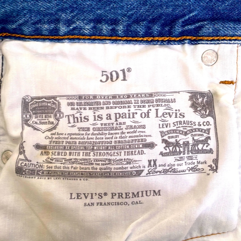 This a gorgeous pair of Levi’s 501 Jeans, size 32 waist